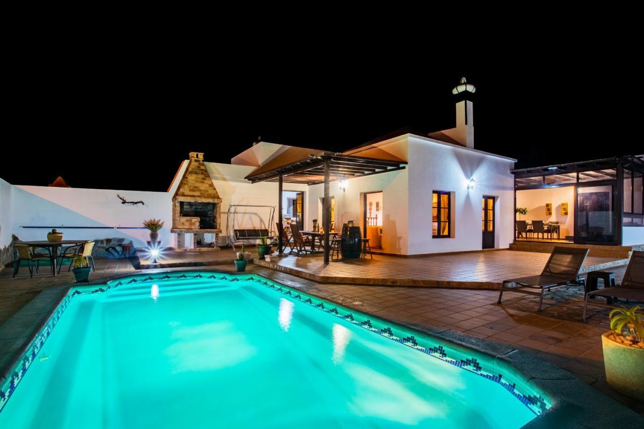 Eslanzarote Acoruma House, Super Wifi, Heated Pool Villa Guime